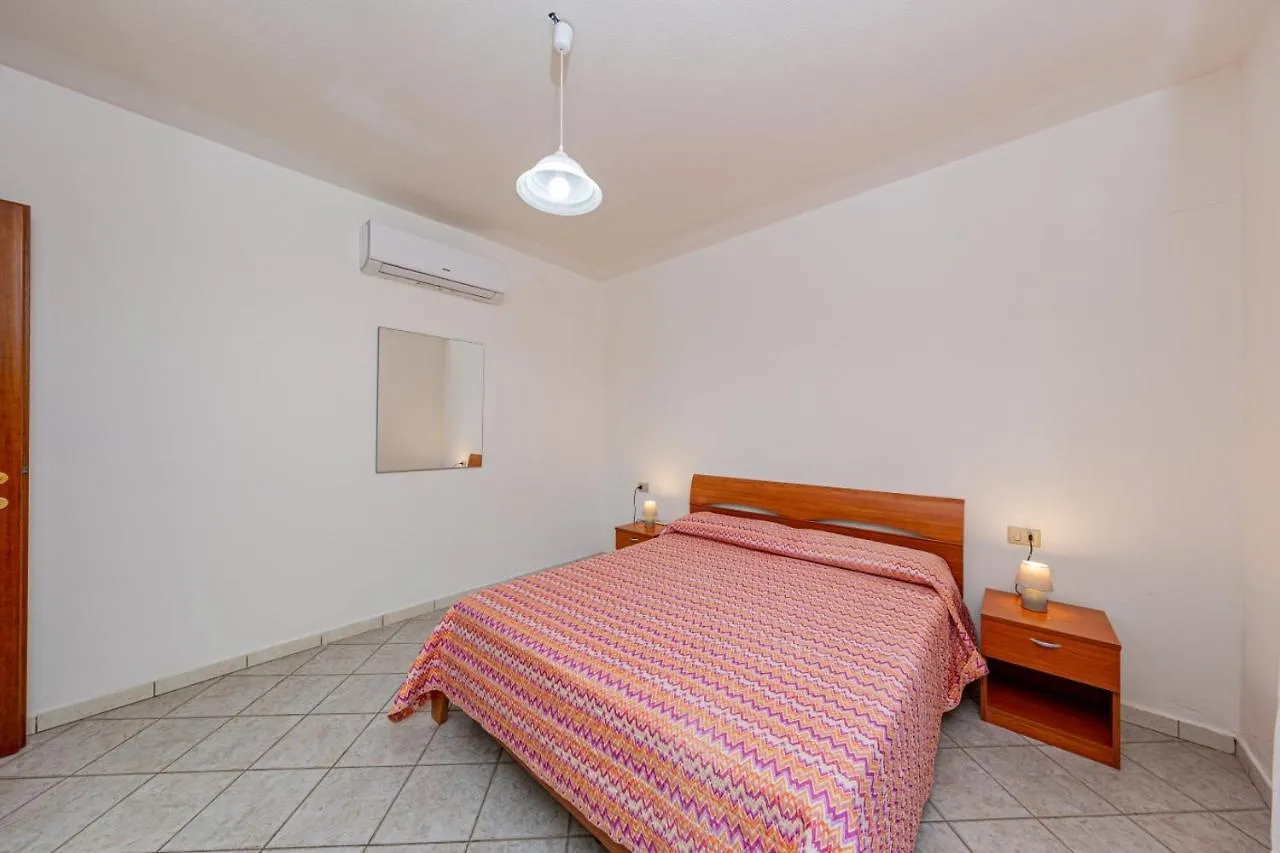 Appartamenti Residenziali trilocali 6 - 7 posti letto via Sardegna San Teodoro  Italia